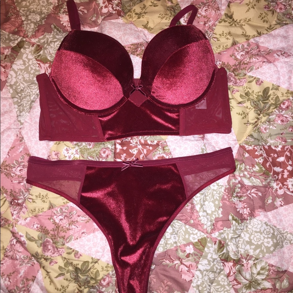 Maidenform velvet set